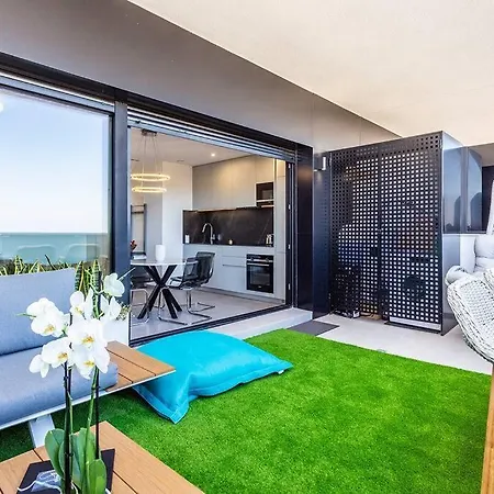 Sea View Stylish Apartment *